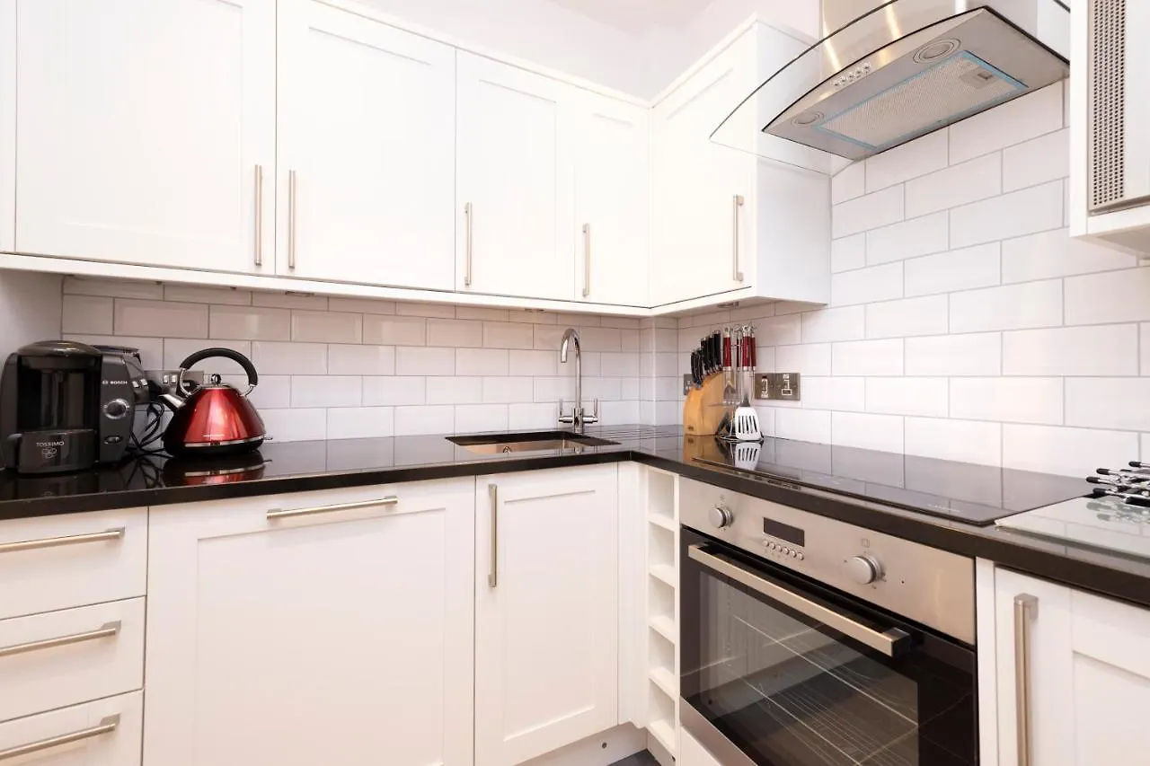 Joivy Cozy Apt Near Edinburgh Castle 0*,  United Kingdom